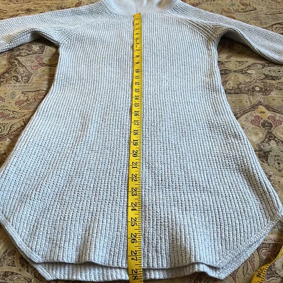 Aritzia Wilfred Free Grey Knit Bianca Turtleneck Sweater
Dress Sz XS - Picture 3 of 3
